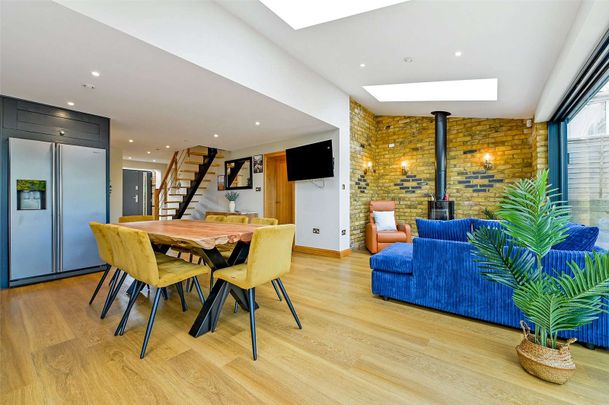 A beautifully presented four-bedroom family home on Luker Avenue, available for short-term lets - Photo 1