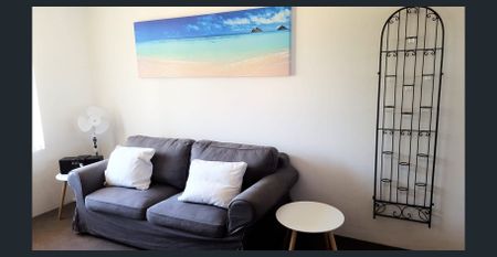 SPACIOUS CENTRAL FURNISHED UNIT - Photo 2