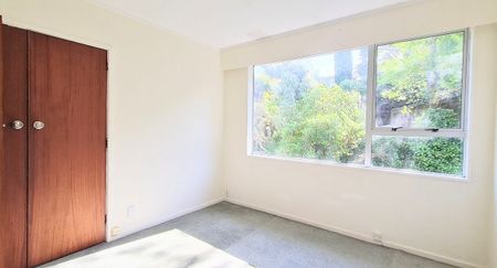 Sunny, 2-Bdrm Upper-Level Flat – Prime Location! - Photo 4