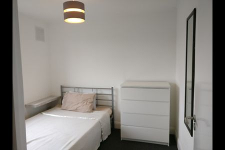 3 Bed Flat, Tollgate Rd, E16 - Photo 5