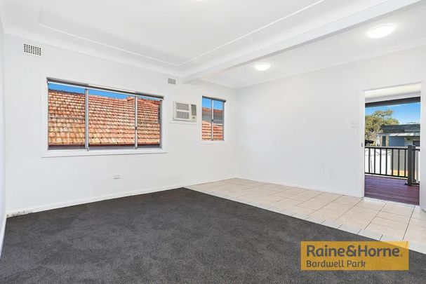 COMFORTABLE FAMILY HOME IN QUIET STREET! WATER & GAS INCLUDED - Photo 1