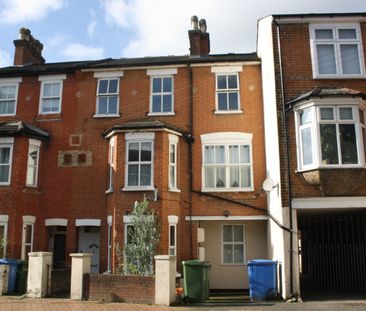 2 bedroom Flat in Gordon Road, - Photo 5