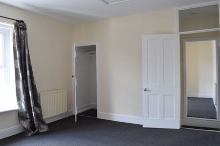 Three bedroom Property with Garden - Photo 4