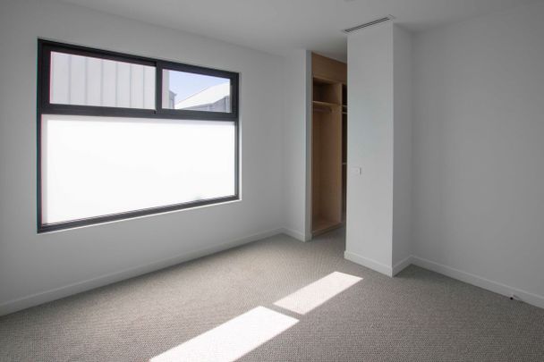 Architecturally crafted townhouse - Photo 1