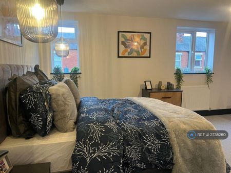 1 bedroom in a house share to rent - Photo 2