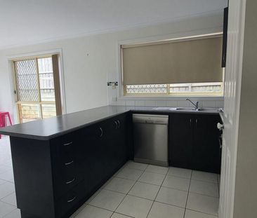 Modern & Low-Maintenance Living in the Heart of Pakenham - Photo 4