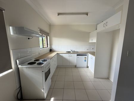 Updated unit in the heart of Moorooka - Photo 4