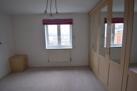 3 bedroom Town House - Epsom Close, Stevenage - Photo 4