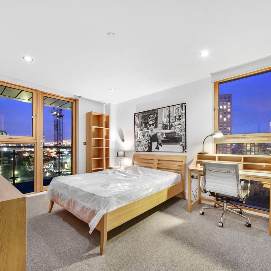 3 Bed Flat, Streamlight Tower, E14 - Photo 1
