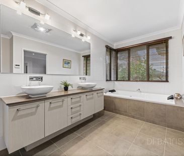 $550 per week - Luxe Living with a Prized Golf Course Backdrop - Photo 4