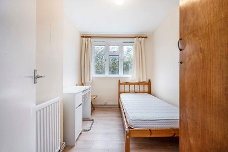3 bedroom flat to rent - Photo 4