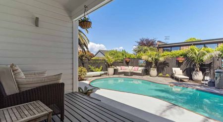 Holiday At Home - Photo 3