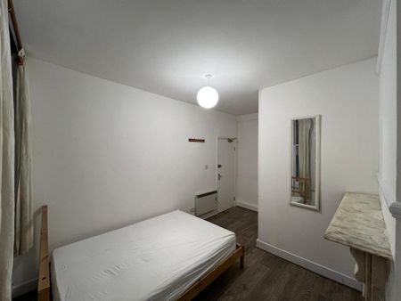 1 bedroom in a flat share to rent - Photo 2