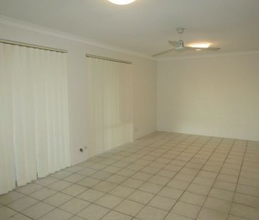 Spacious 4 Bedroom, 2 Bathroom - Photo 3