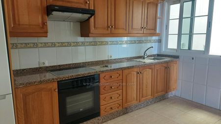 Amplio adosado con tres dormitorios, dos baños y un aseo, gran garaje. Sin muebles - Photo 2