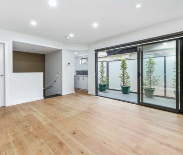 Stylish 2-Bedroom Townhouse Living in Central Oakleigh - Photo 1