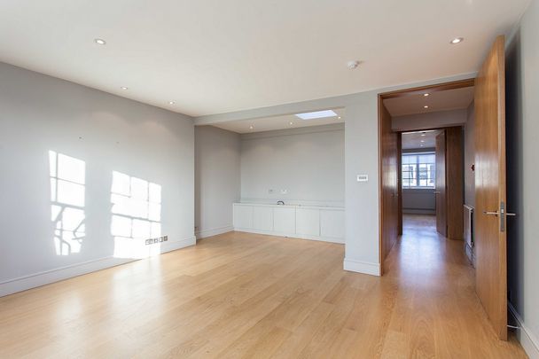 Extremely spacious four bedroom apartment located in the heart of Marylebone Village, moments from Regent's Park and the amenities of Marylebone High Street. - Photo 1