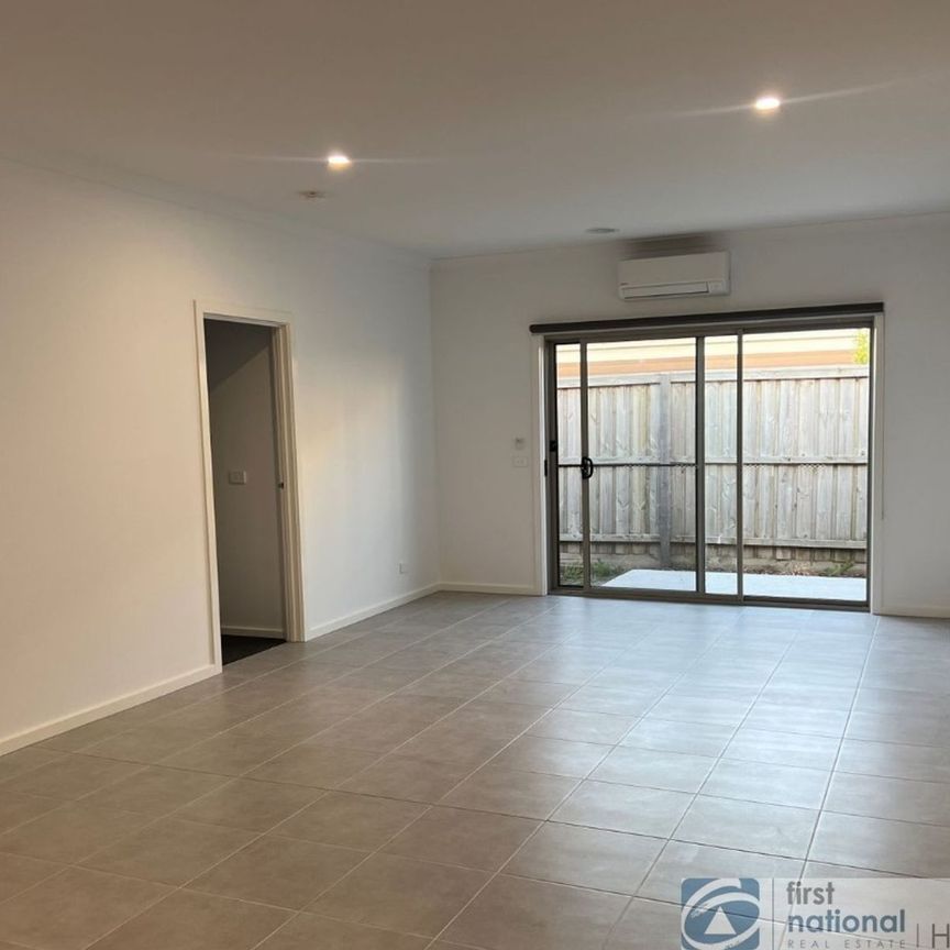 17 Scotland Circuit, Cranbourne West - Photo 1