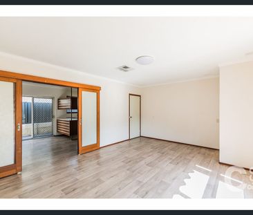 Walking distance to town! - Photo 2