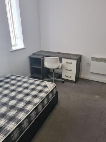 3 bedroom flat to rent - Photo 4