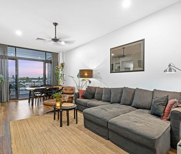 SPACIOUS TOP-FLOOR LIVING WITH STUNNING VIEWS! - Photo 3