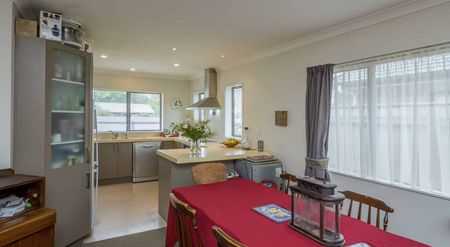 Private, sunny 3 bedroom family Home that will allow small pets - Photo 3