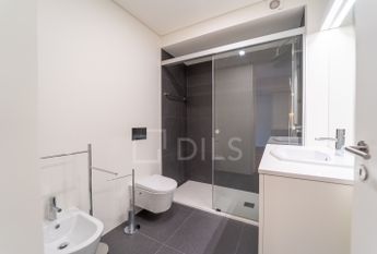 Apartamento T1 com varanda - Novo - Casa da Musica - Rotunda Boavista