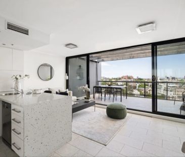 Inner-City Sub-Penthouse with Sweeping District Views - Photo 2