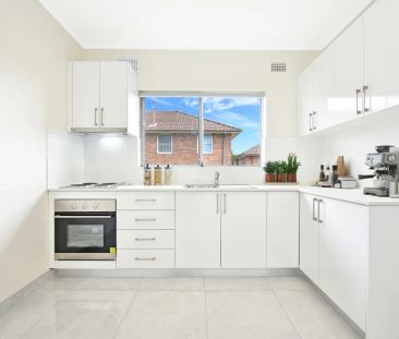 Renovated two-bedroom apartment offering contemporary finishes - Photo 1