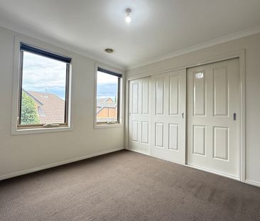 Bright and Spacious Four Bedroom Home - Photo 5