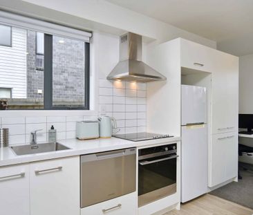 Stylish Living on the Edge! - Photo 2