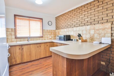 Neat 2 Bedroom Unit - Photo 3