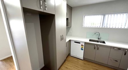 RARE MODERN PENTHOUSE- SPACIOUS & CENTRAL - Photo 3