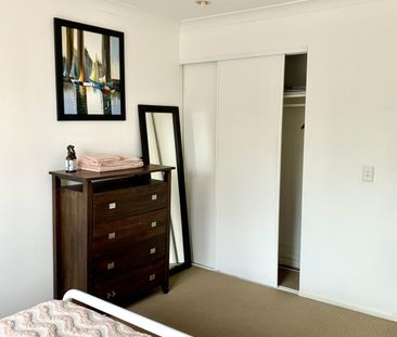 Benowa Spacious Furnished Room with Own bathroom - Photo 2