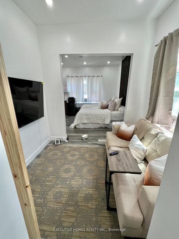 For Lease - 650 Oxford Street, London East, Ontario - Photo 2