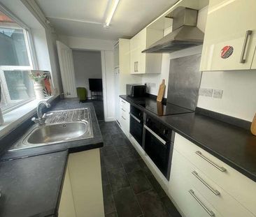 Spare Bedroom// Modern Ensuite Property// Available Now, LN5 - Photo 5