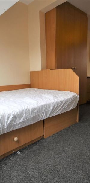 6 bedroom semi-detached house to rent - Photo 1