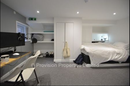 4 Bedroom Regent Park Avenue - Photo 2