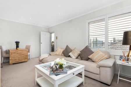 Sylish, Spacious and Perfectly Positioned - Photo 3