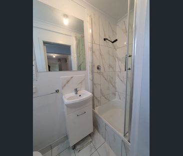 Master bedroom 5 Minutes Waik to Deakin University - Photo 4