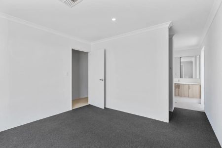 Spacious and Stylish 4-Bedroom Home Close to Shops, Schools and Parks - Photo 2