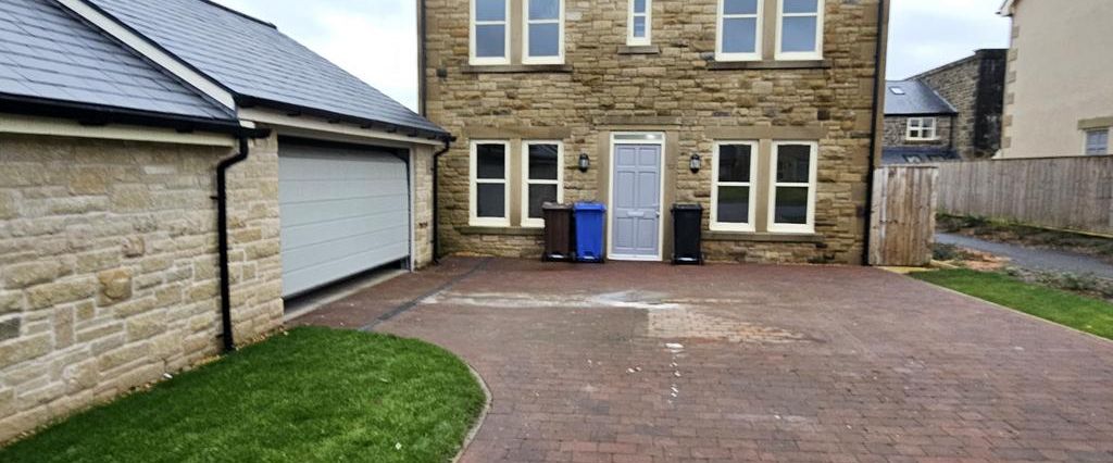 5 bedroom detached house to rent - Photo 1