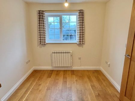 3 bedroom Attractive Three Bedroom Home to rent - Photo 5