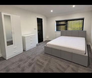 1 bedroom in a house share to rent - Photo 2