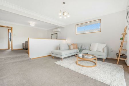 A warm and neutrally decorated home in a quiet street! - Photo 4