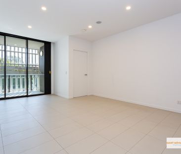 Located in the highly sought-after suburb of Newstead, this stylish... - Photo 2