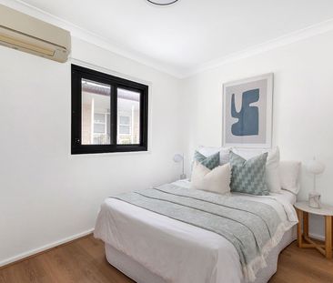 Freshly Renovated Townhouse in Prime Walk-to-Everything Location - Photo 2