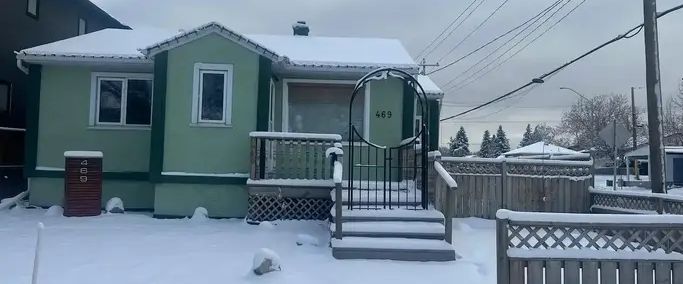 3-Bedroom, 2-Bathroom Mount Pleasant Home with Backyard & Garage | 469 22 Avenue Northwest, Calgary - Photo 1