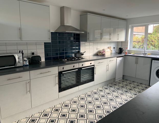 Staffa Walk Room 3 - Photo 1