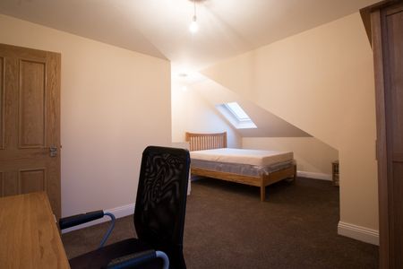 6 Bed Semi-Detached House, Coventry Road, SO15 - Photo 2